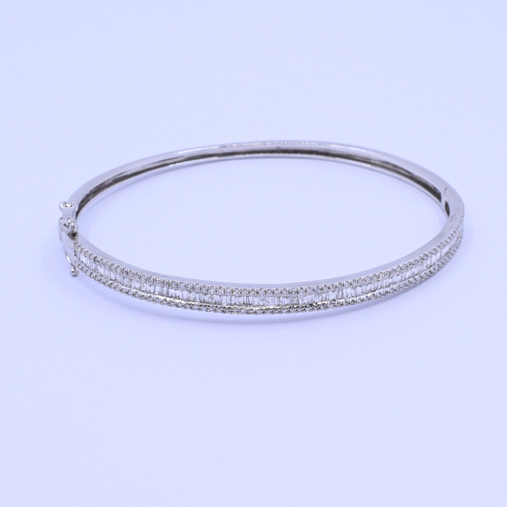 Pulsera oro 18k blanco con brillantes trapecio y redondos. Pulsera oro 18k blanco con brillantes trapecio y redondos.