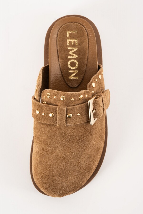 Zueco Gamuza Con Tachas Camel