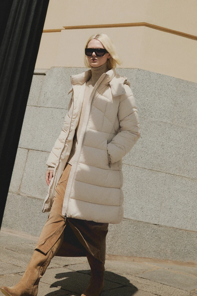 Campera capitoneada con capucha desmontable beige
