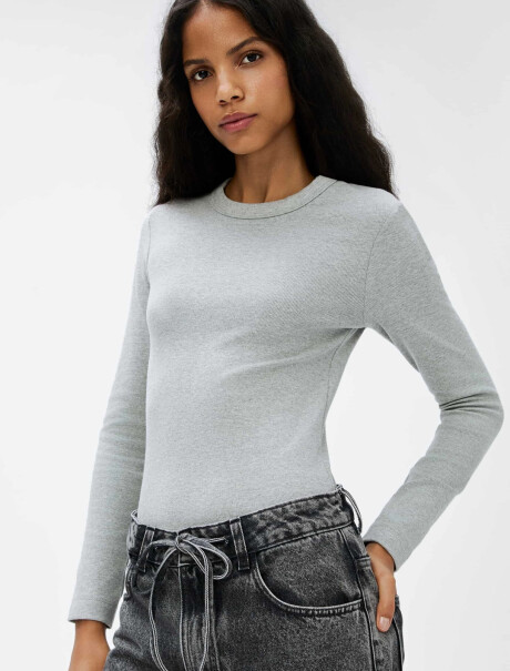 CAMISETA BÁSICA EN TELA ACANALADA GRIS