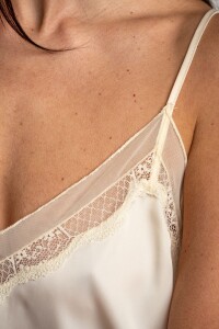Blusa Satinada Con Encaje Arena