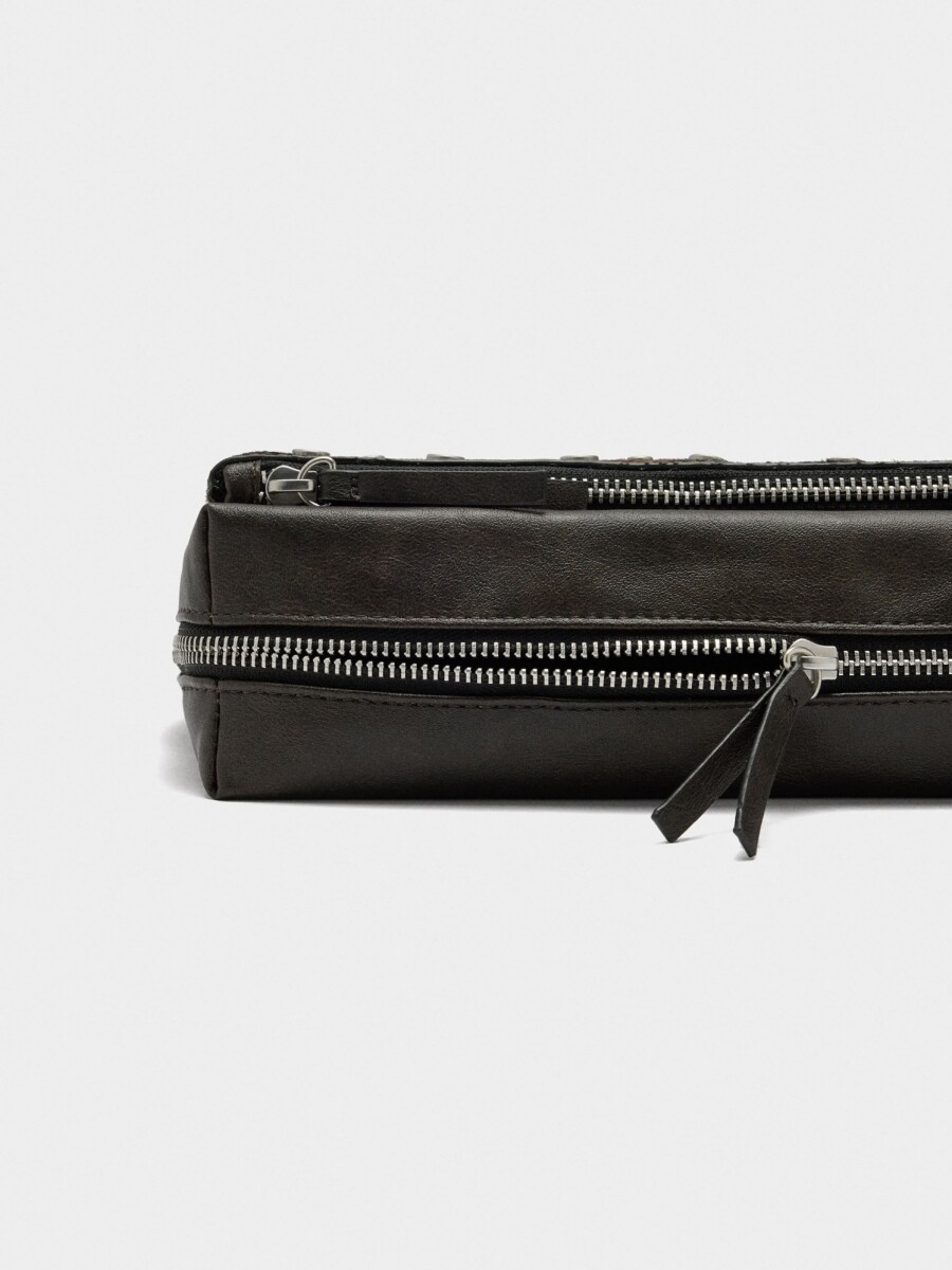 Bolso De Hombro Detalles De Piel Y Tachuelas marron