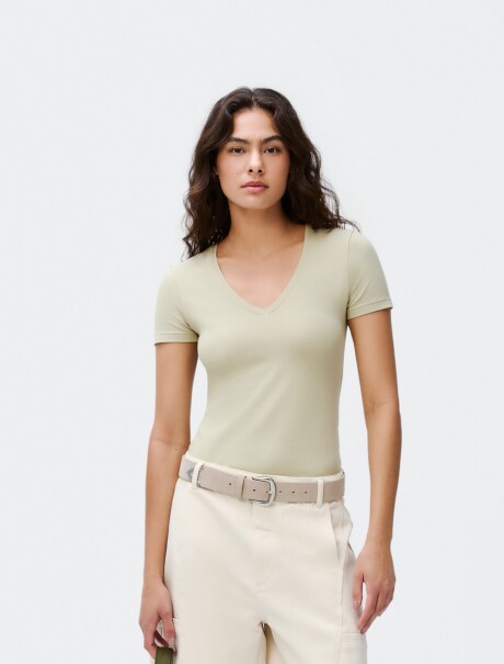 CAMISETA BÁSICA MANGA CORTA CUELLO EN V VERDE