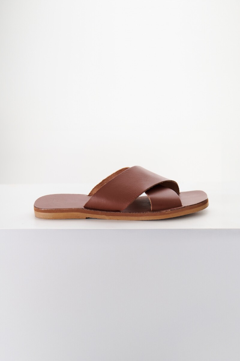 SANDALIA CRUZADA MARRON