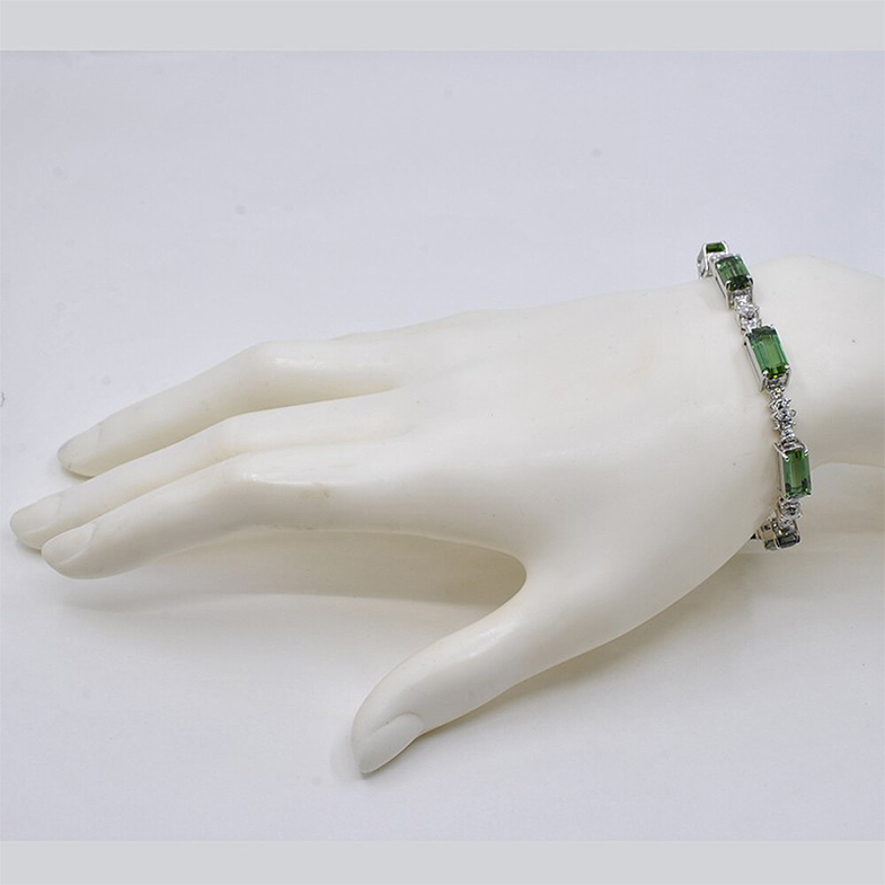 H.Stern Brazalete En Oro 18K Blanco Con Turmalinas Verdes Y Brillantes. H.Stern Brazalete En Oro 18K Blanco Con Turmalinas Verdes Y Brillantes.