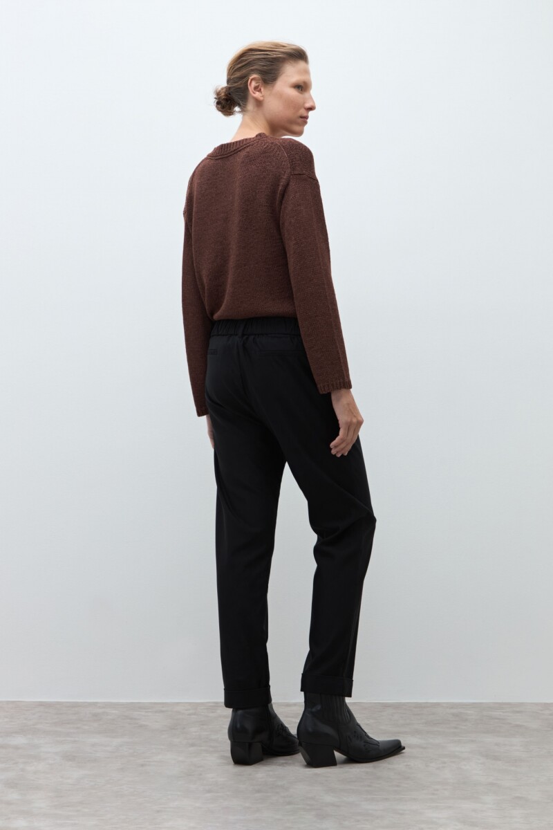 Pantalón con cinto negro