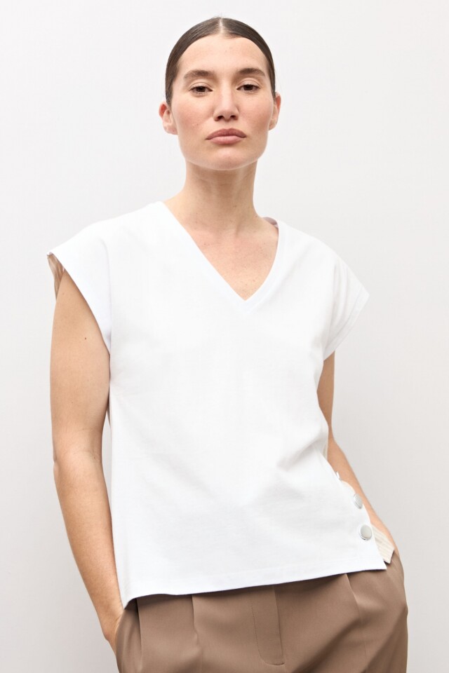 Remera combinada con botones blanco