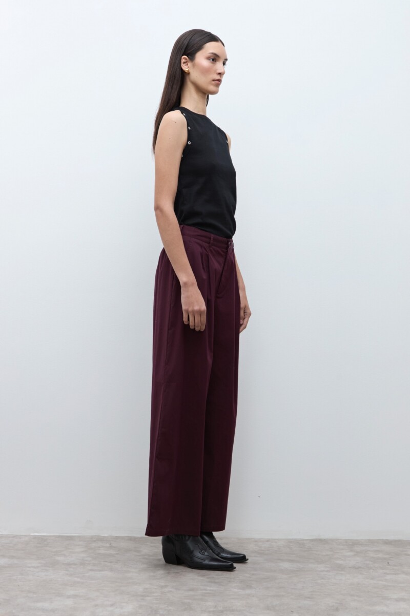 Pantalón pinzado ciruela