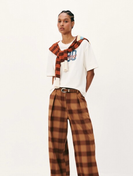 CAMISETA OVERSIZED CON ESTAMPA BEIGE
