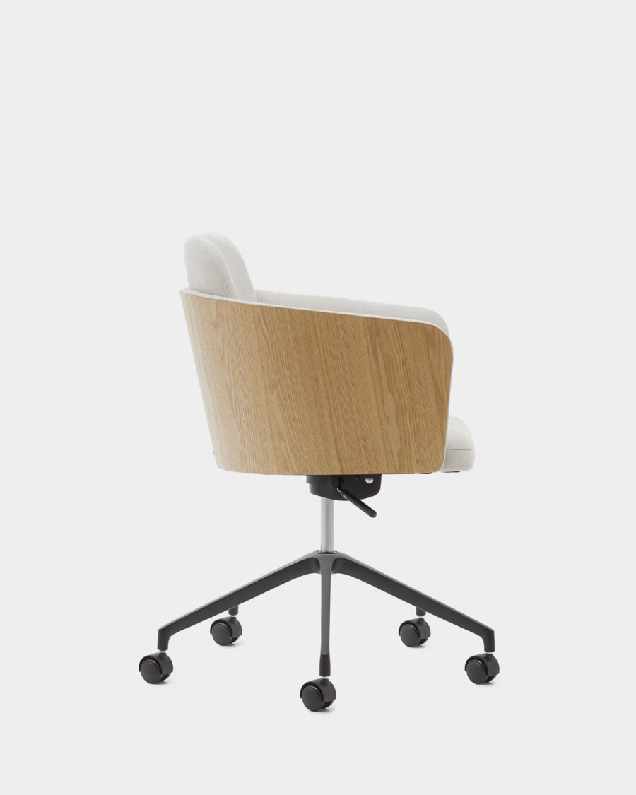 Silla de escritorio Madai de chenilla beige y chapa de fresno con acabado tono natural Silla de escritorio Madai de chenilla beige y chapa de fresno con acabado tono natural