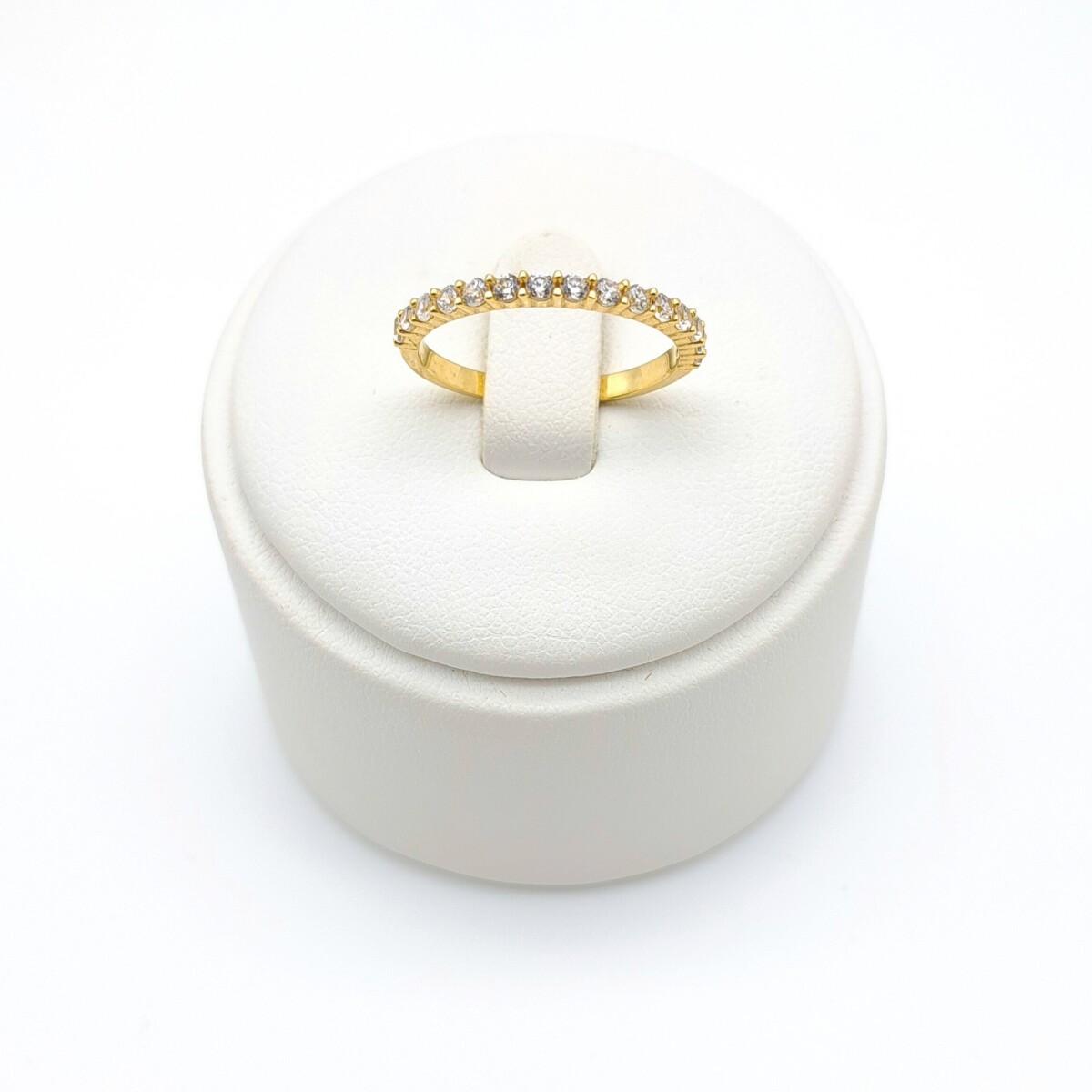 Anillo de oro 18 ktes y circonias. 