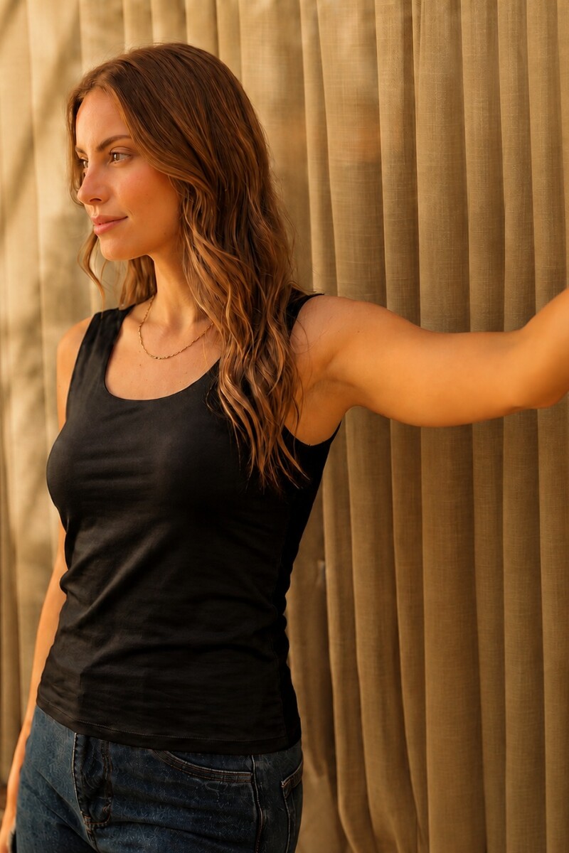 Musculosa Casual. Negro