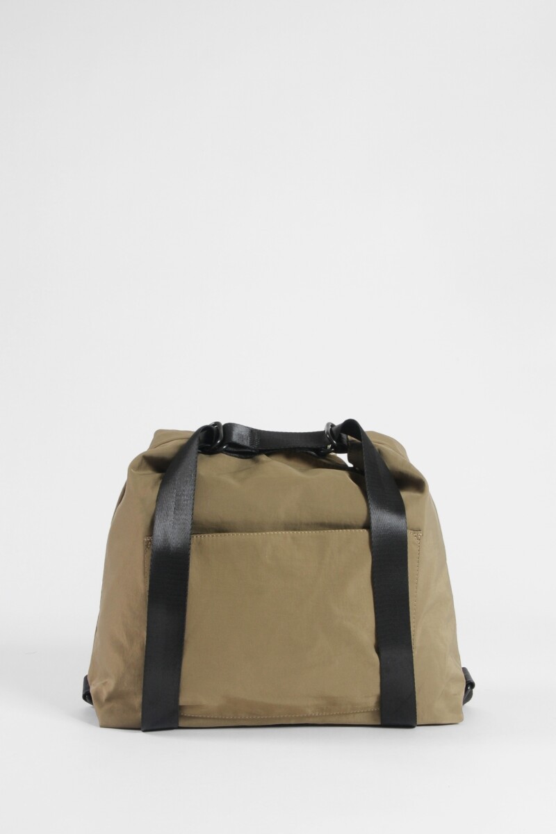 Mochila hobo con llavero verde