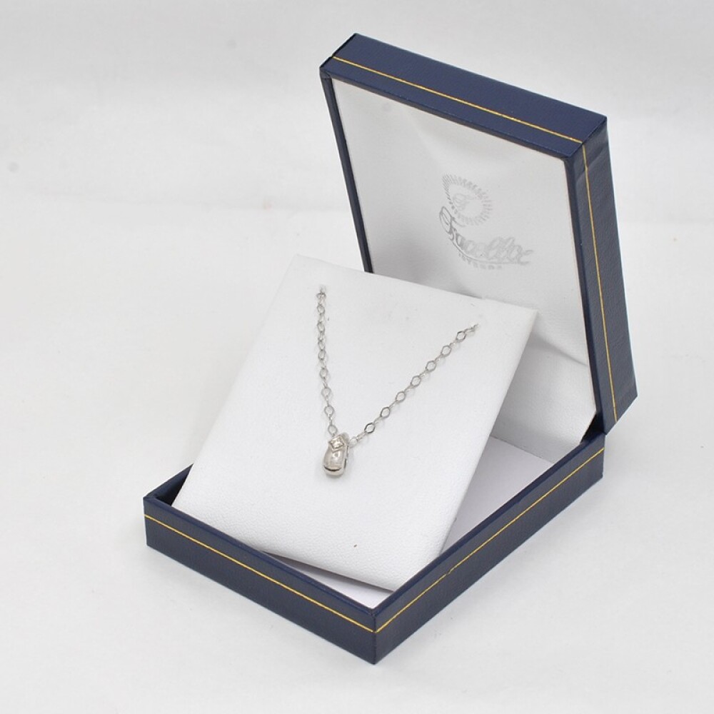 Cadena con dije en oro 18K blanco Y brillante Cadena con dije en oro 18K blanco Y brillante