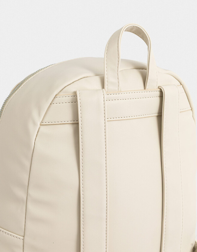 Mochilas Urbanas Mochila Con Charm - Blanco Crudo