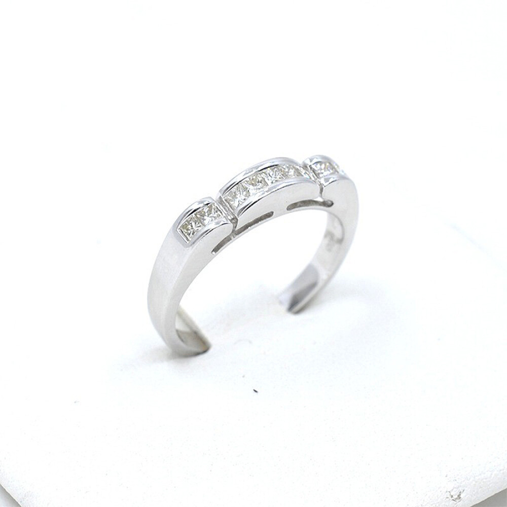 Anillo En Oro 18K Blanco Con Brillantes Anillo En Oro 18K Blanco Con Brillantes