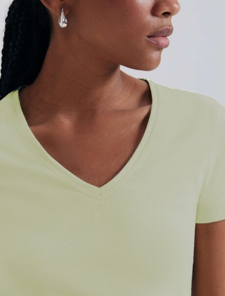 CAMISETA BÁSICA SLIM CUELLO EN V VERDE