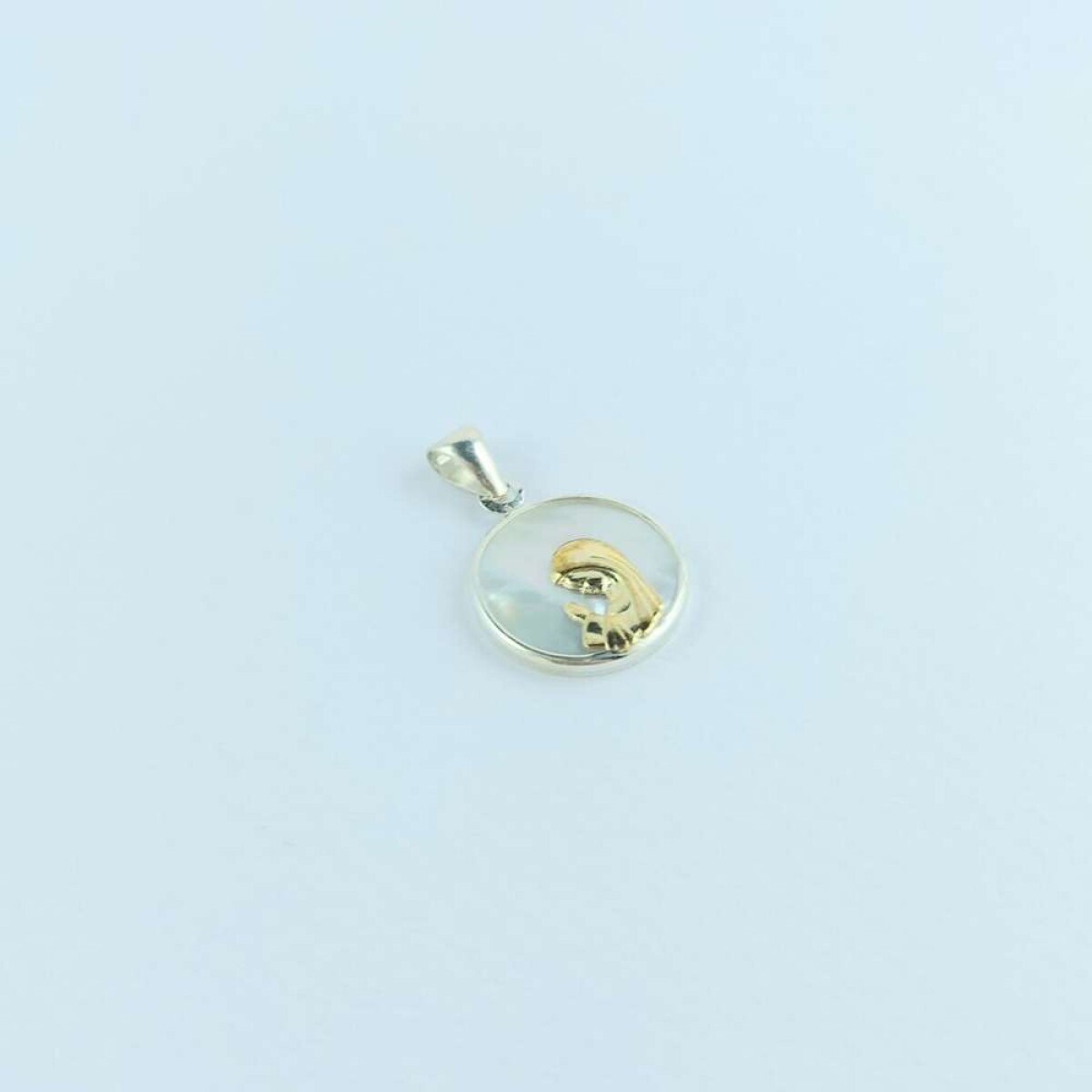 Medalla religiosa de nácar plata 925 y double en oro 18 ktes - Virgen Niña 