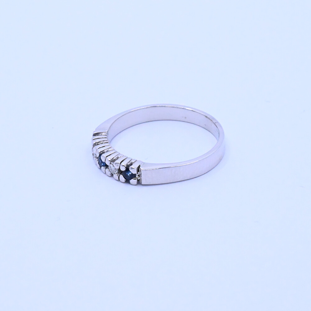Anillo medio sin fin oro 18k blanco brillantes y zafiros engarce 4 puntas. Anillo medio sin fin oro 18k blanco brillantes y zafiros engarce 4 puntas.