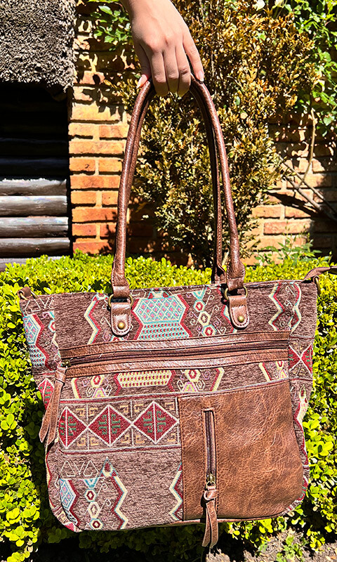 CARTERA BOHO LUANA DISEÑO ÉTNICO Y TABACO