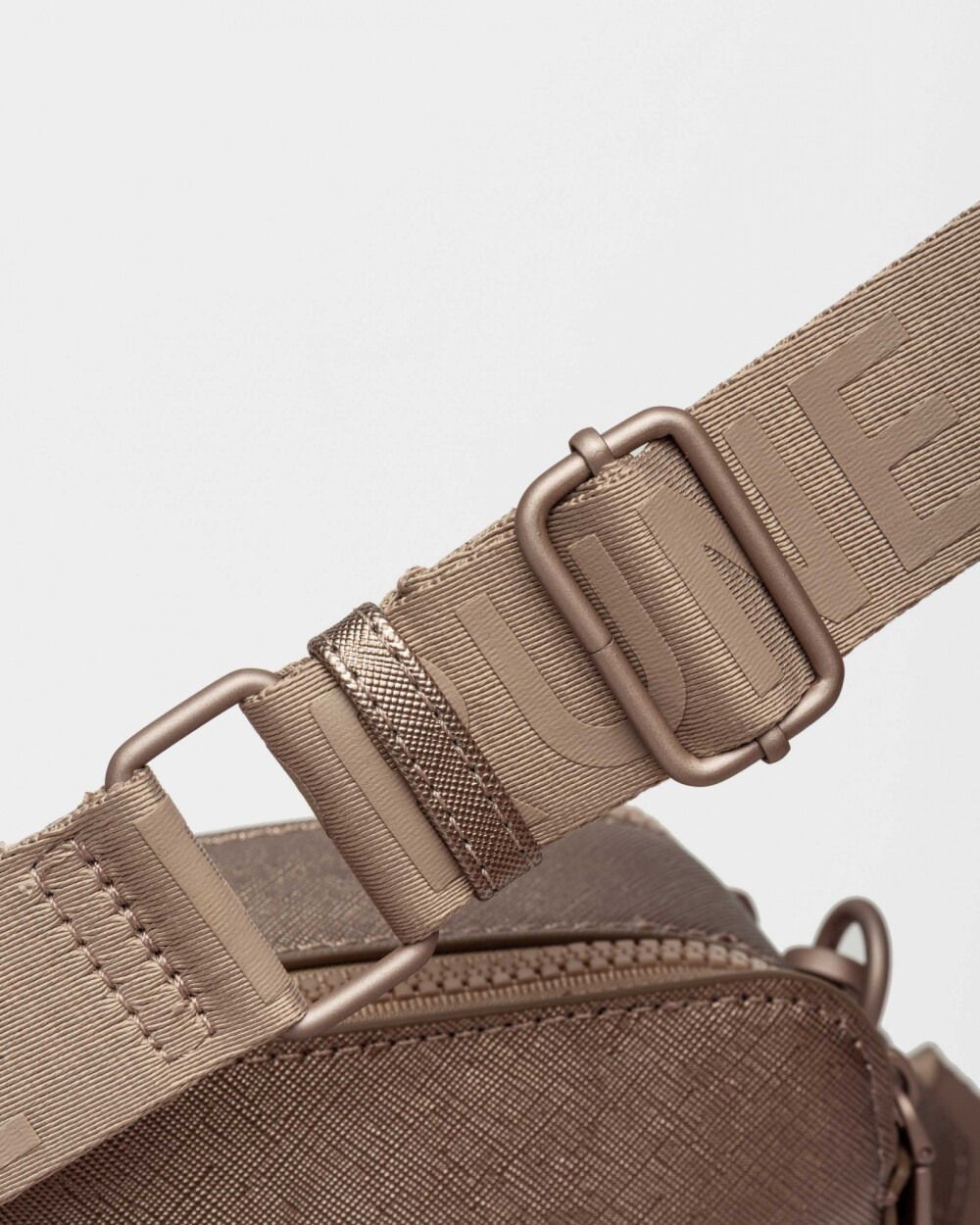 Bandolera Penny En Efecto Cuero Zaffiano Metalizado
