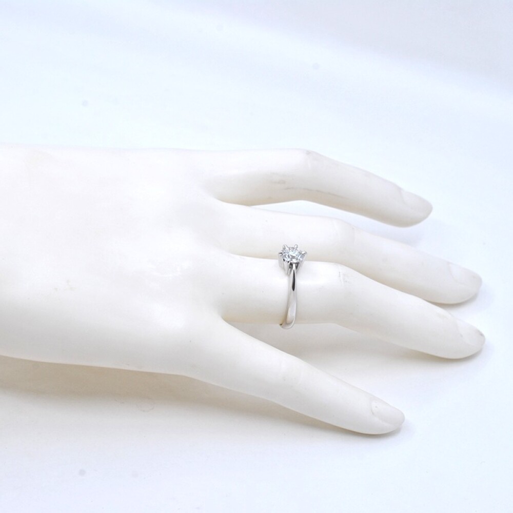 Anillo solitario en oro 18k blanco y brillante. Anillo solitario en oro 18k blanco y brillante.