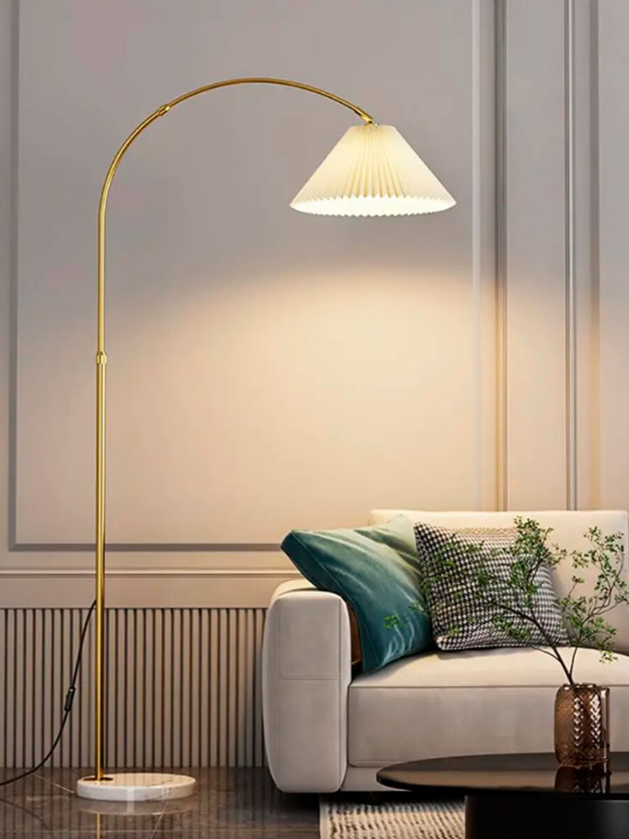 LAMPARA DE PIE CON PANTALLA - DORADO 