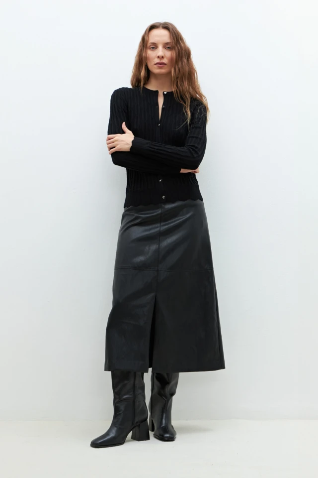 Falda eco-cuero con tajo negro