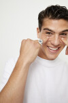 ANILLO TIPO SELLO EN ALEACIÓN DE METALES BAÑADO EN PLATA DE LEY EN FORMA DE OJO CON CRISTAL FACETADO AZUL Anillo