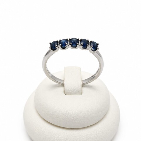 Anillo con zafiros en riel Anillo con zafiros en riel