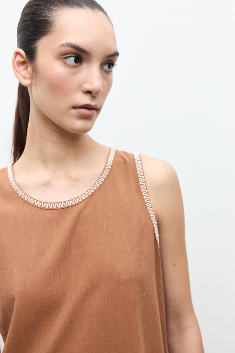 Vestido bordado en contraste camel