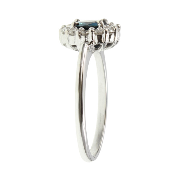 Anillo Diana de oro blanco 18k. con brillantes y zafiro azul oval Anillo Diana de oro blanco 18k. con brillantes y zafiro azul oval