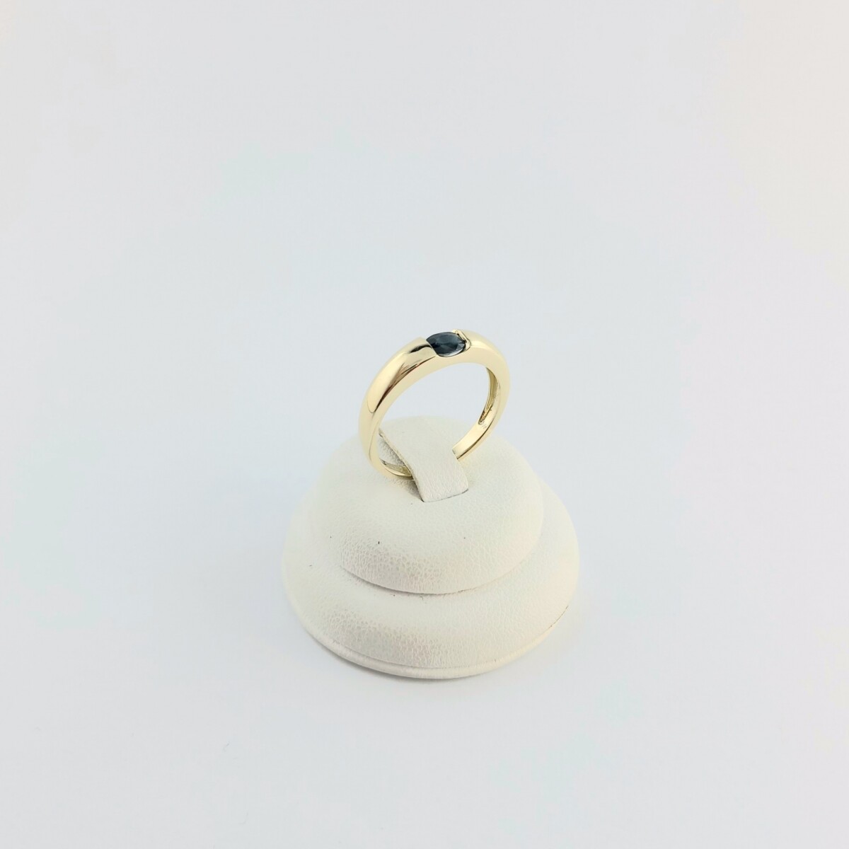 Anillo con Zafiro azul natural engarzado en oro 9 ktes. 