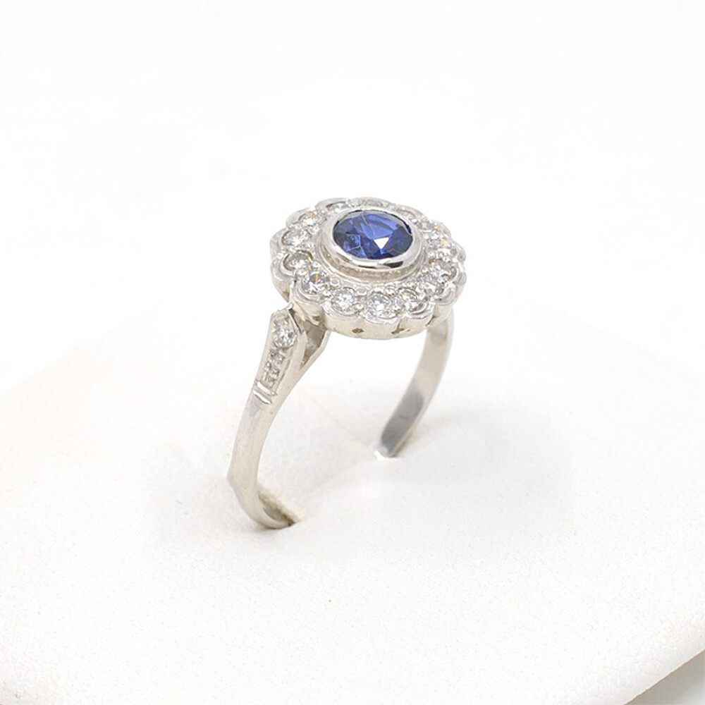 Anillo En Platino, Zafiro Redondo Y Brillantes Anillo En Platino, Zafiro Redondo Y Brillantes