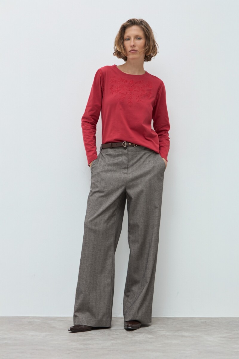 Remera bordado floral rojo