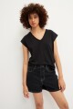 Remera escote en V negro