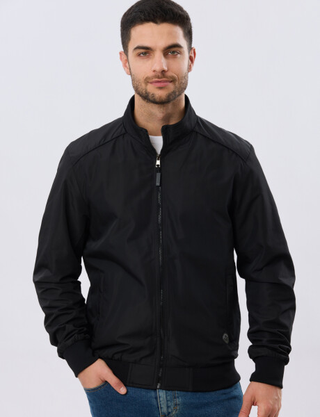CAMPERA LIVIANA DE NYLON Negro