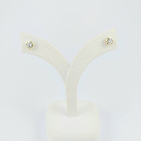 Caravanas de plata 925 con detalles de double en oro 18Ktes con circonia blanca, diámetro 5mm, perno y rosca. Caravanas de plata 925 con detalles de double en oro 18Ktes con circonia blanca, diámetro 5mm, perno y rosca.
