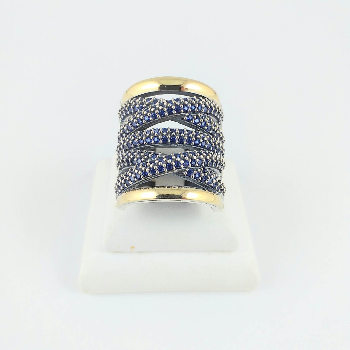 Anillo de plata 925 con detalles en double de oro 18Ktes, circonias azules, ancho sup. 20mm, diámetro interno 17mm, medida #13 