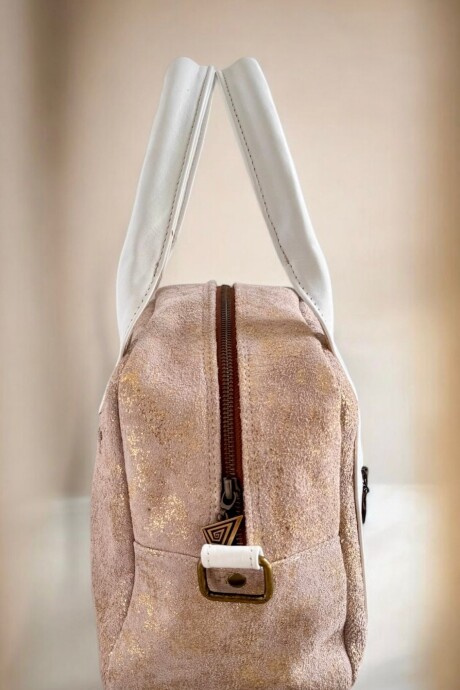 Cartera De Cuero Natural, Blanco Y Dorado Modelo ISA Con Arte Carolina De Cunto Cartera De Cuero Natural, Blanco Y Dorado Modelo ISA Con Arte Carolina De Cunto