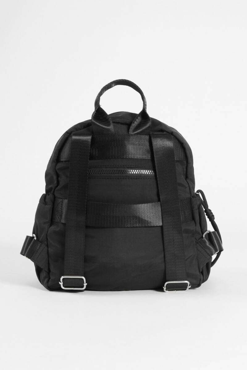 Mochila mediana cierres con strap carry negro