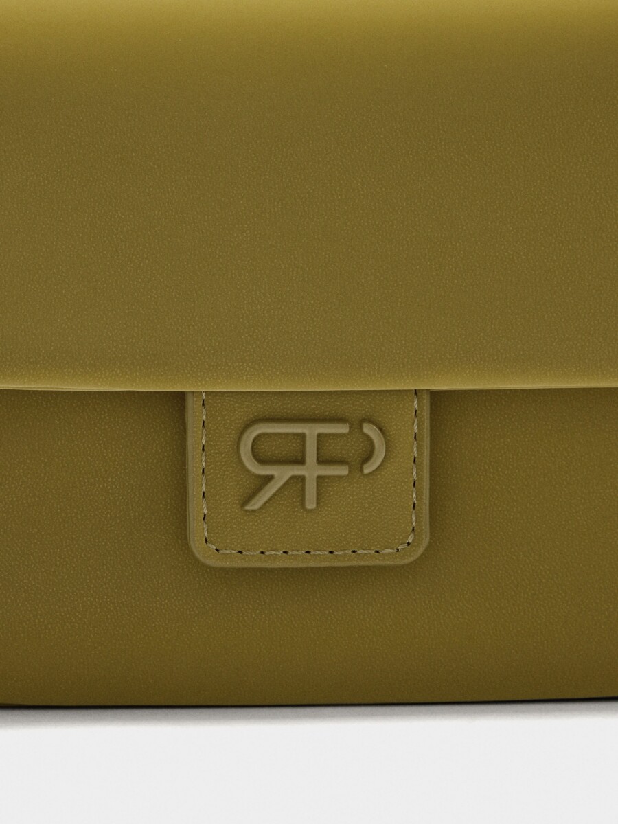Bolso Bandolera Con Solapa Textura Suave mostaza