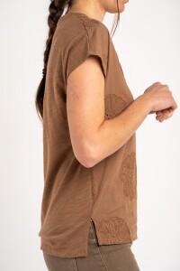 Remera Bordada Alodón Flame Mocha