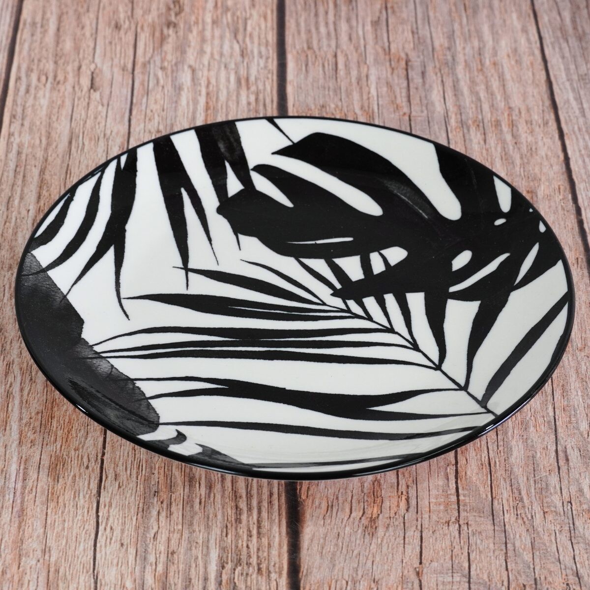 Plato de cerámica con diseños 