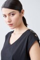 Remera con botones en hombros negro