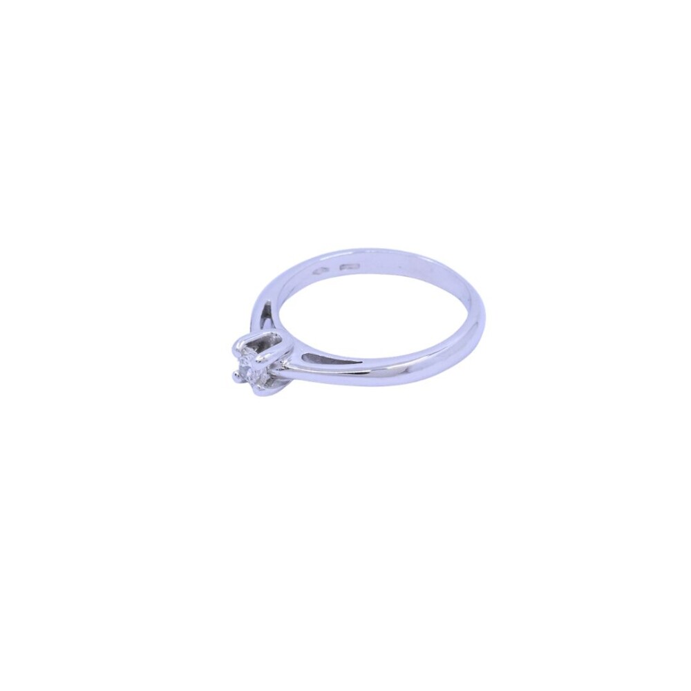 Solitario 18 k blanco con brillante engarce 4 puntas. Solitario 18 k blanco con brillante engarce 4 puntas.