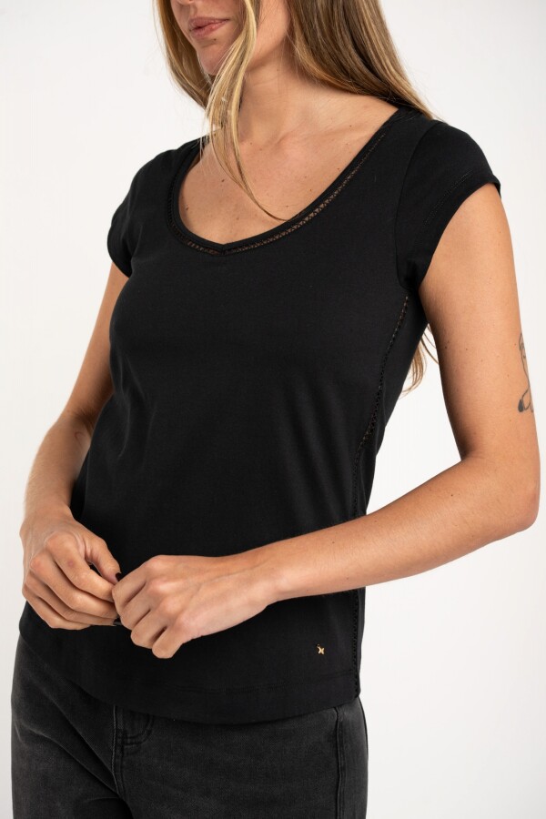Remera Escote V Puntilla Negro