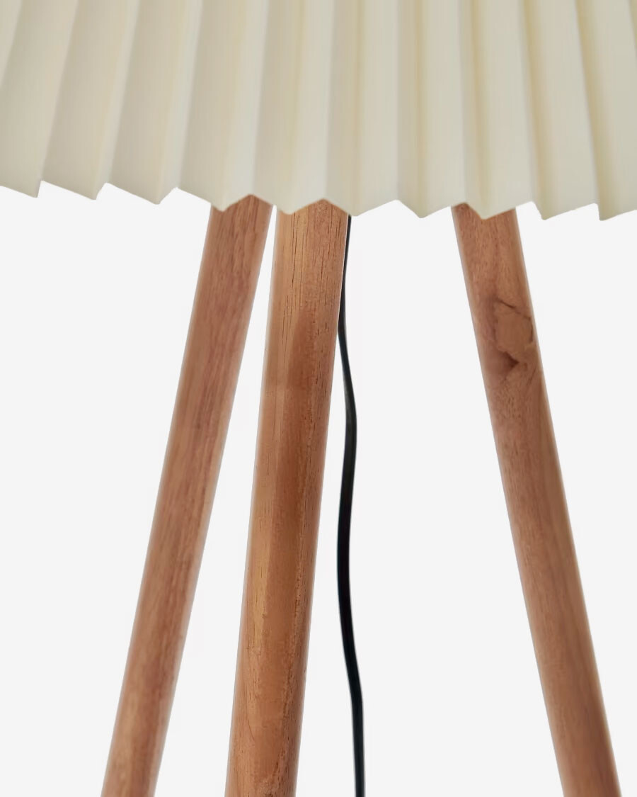 Lámpara de pie Benicarlo de madera de caucho con acabado natural y beige Lámpara de pie Benicarlo de madera de caucho con acabado natural y beige