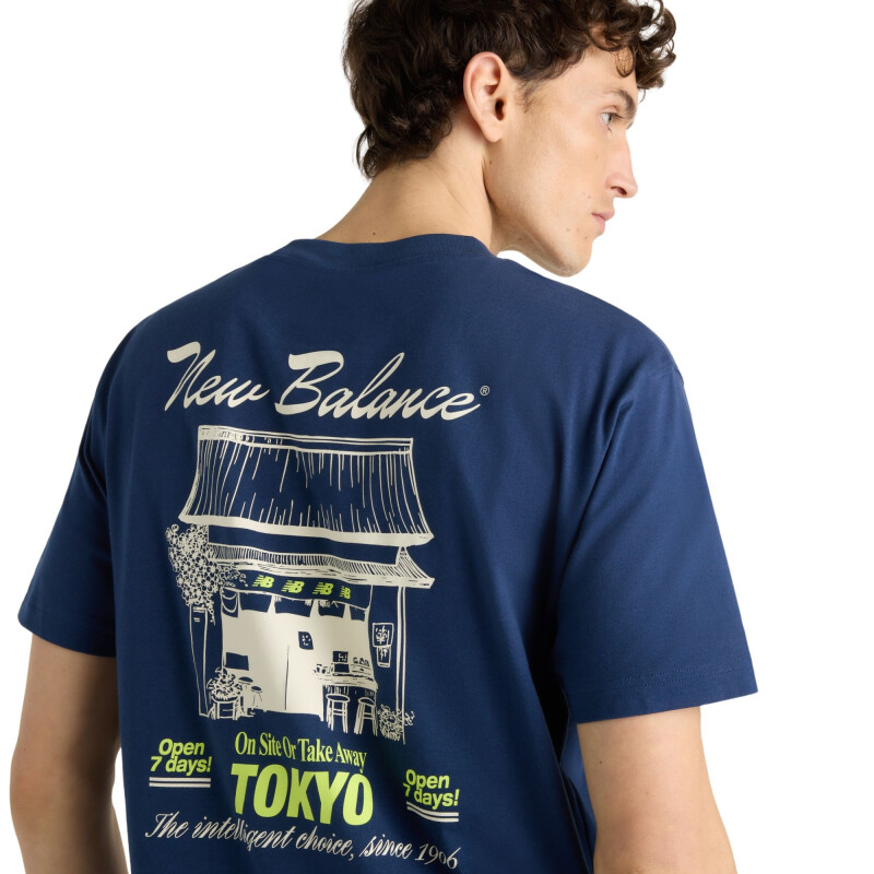 Remera New Balance Grab a Bite Tokyo Hombre MT62D8CENNY Azul