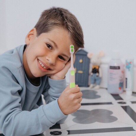 Cepillo Dental Junior +6A Suave Tapa Higiénica Verde
